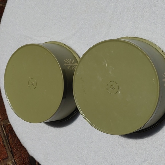 Tupperware Vintage Set of 2 Apple Green Round 8 in Canisters - Picture 3 of 5
